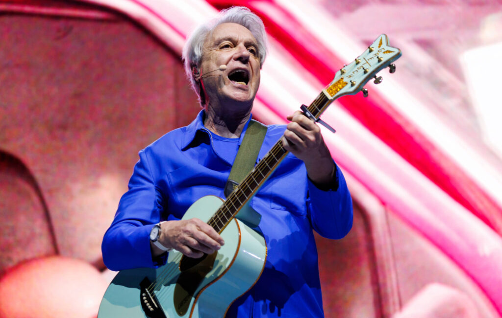 David Byrne aggiunge altri spettacoli nel Regno Unito e in Irlanda all'estate 2026 "Who Is The Sky?" giro del mondo