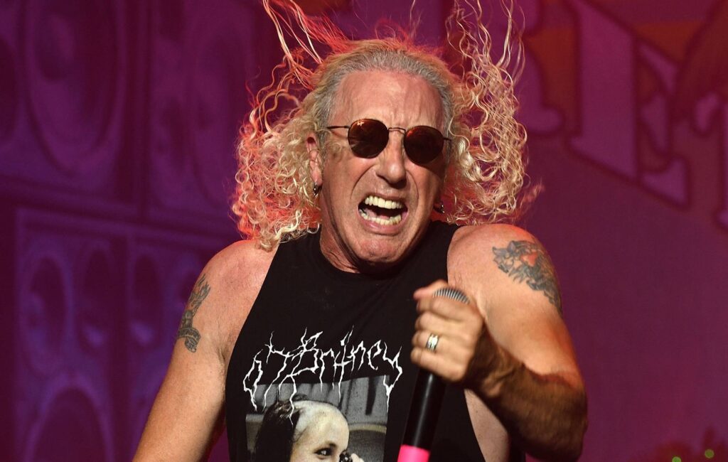 Dee Snider insiste di non essere "sul letto di morte" dopo aver cancellato il tour per il cinquantesimo anniversario dei Twisted Sister