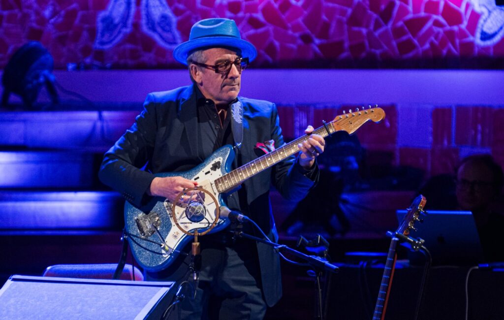 Elvis Costello & The Imposters con Charlie Sexton aggiungono altre date nel Regno Unito e in Europa al tour delle prime canzoni di "Radio Soul" del 2026