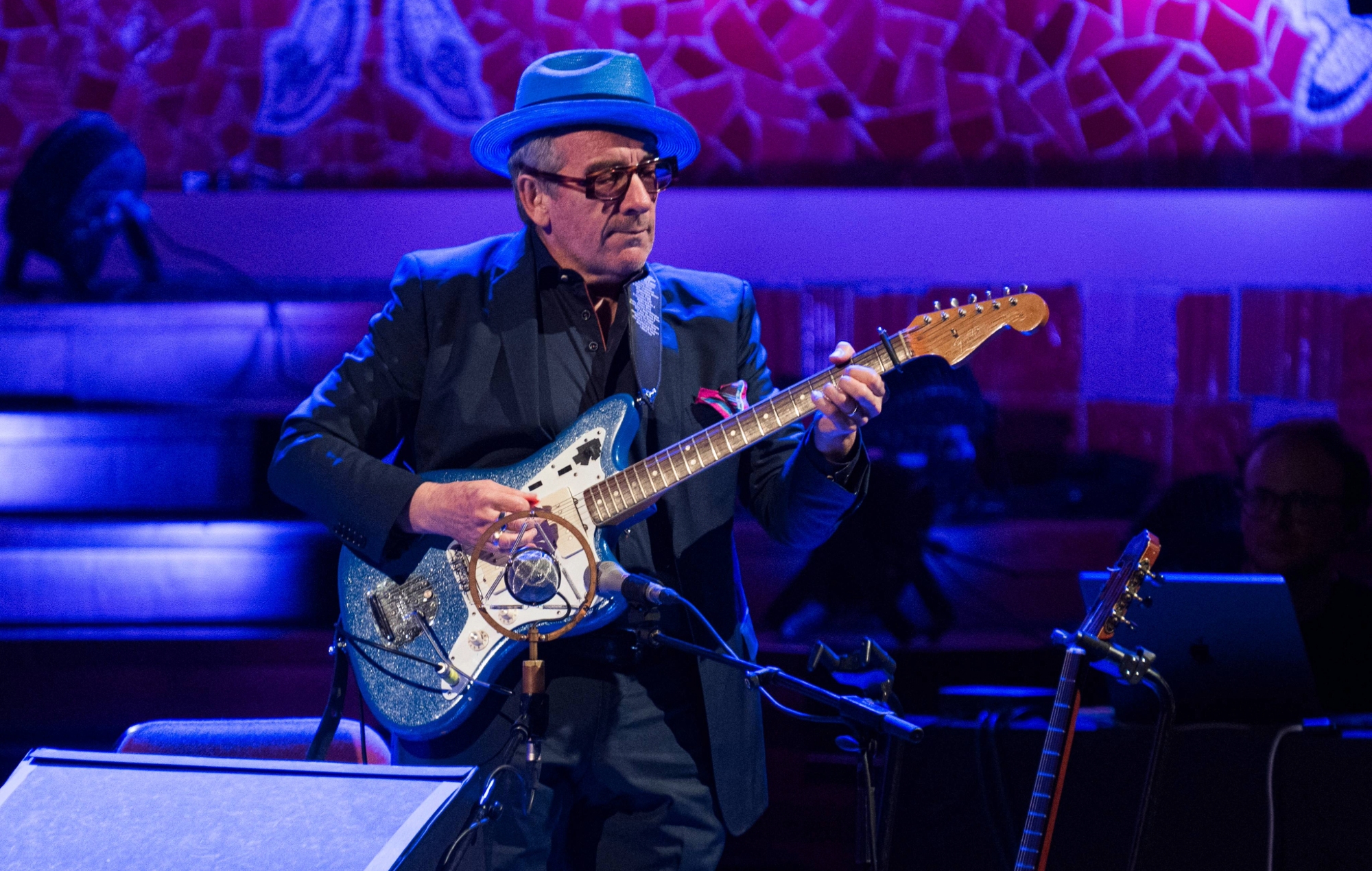 Elvis Costello & The Imposters con Charlie Sexton aggiungono altre date nel Regno Unito e in Europa al tour delle prime canzoni di "Radio Soul" del 2026