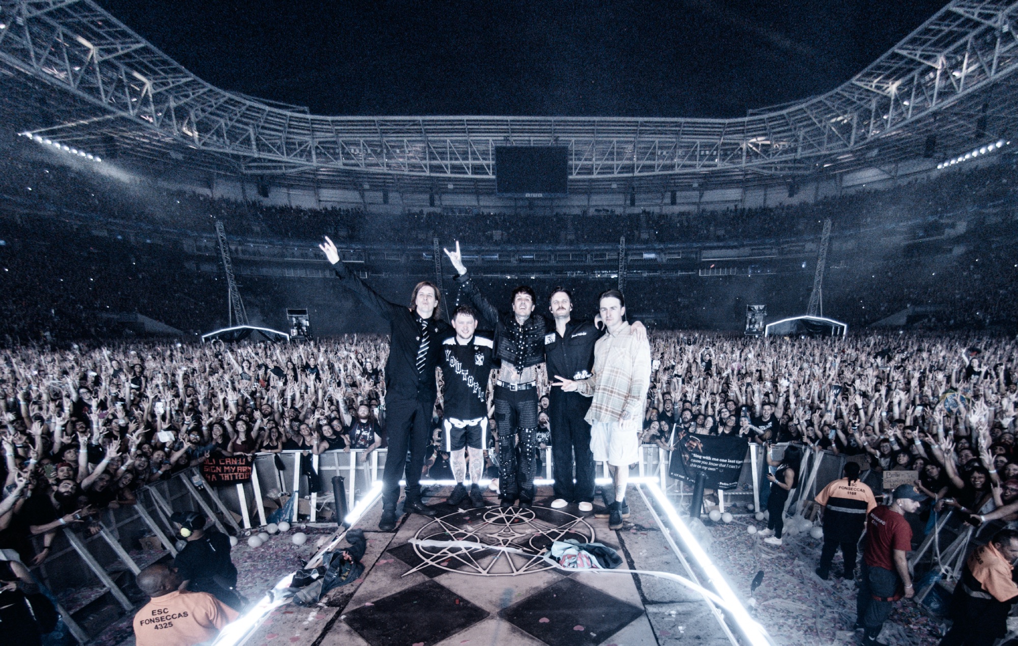 Guarda Bring Me The Horizon scatenare "DArkSide" mentre condividono i primi sette minuti del film "LIVE In São Paulo"