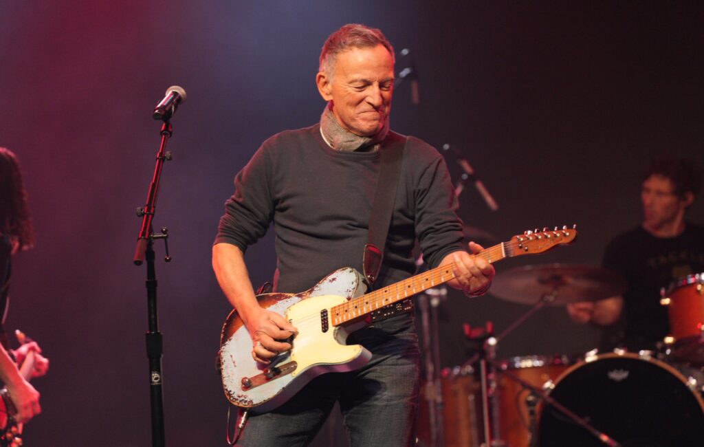 Guarda Bruce Springsteen prestare "Born In The USA" per la colonna sonora del nuovo video anti-ICE