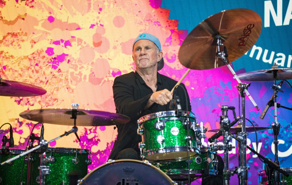 Guarda Chad Smith dei Red Hot Chili Peppers sorprendere gli studenti di batteria come insegnante supplente
