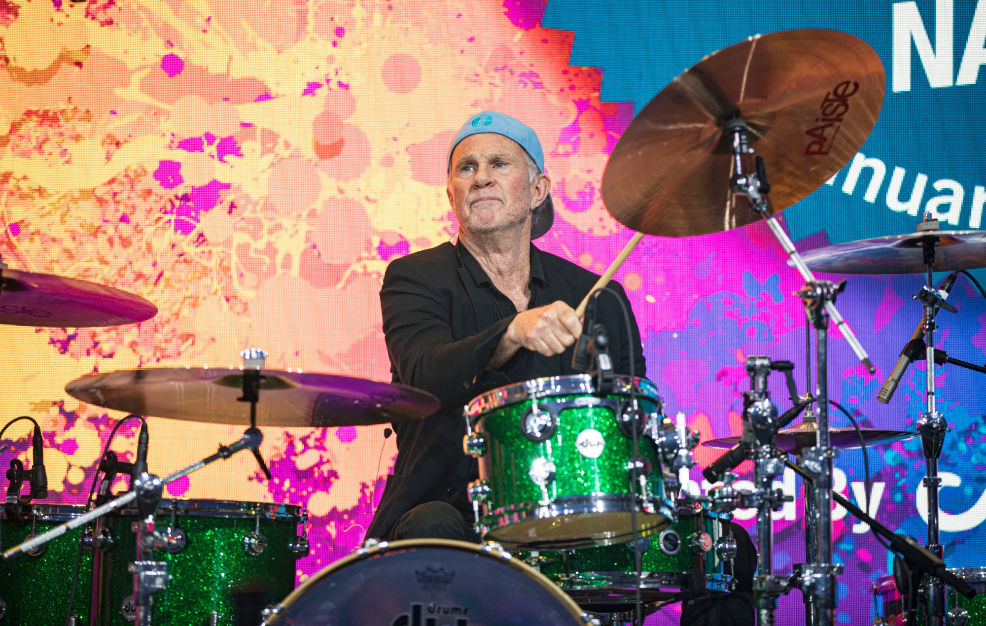 Guarda Chad Smith dei Red Hot Chili Peppers sorprendere gli studenti di batteria come insegnante supplente