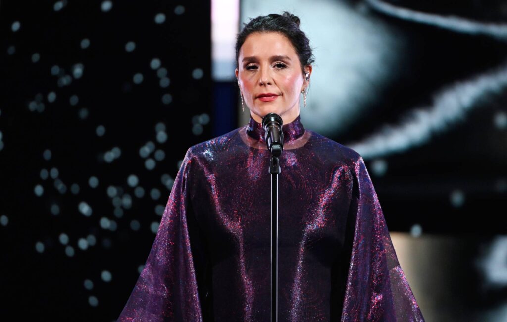Guarda la versione sincera di "The Way We Were" di Jessie Ware per il segmento "In Memoriam" dei BAFTA