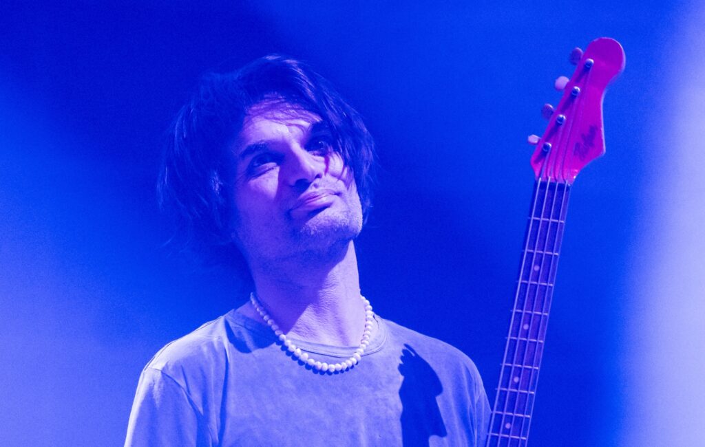 Jonny Greenwood dei Radiohead spiega come "la musica e l'arte dovrebbero essere al di sopra e al di là delle preoccupazioni politiche"
