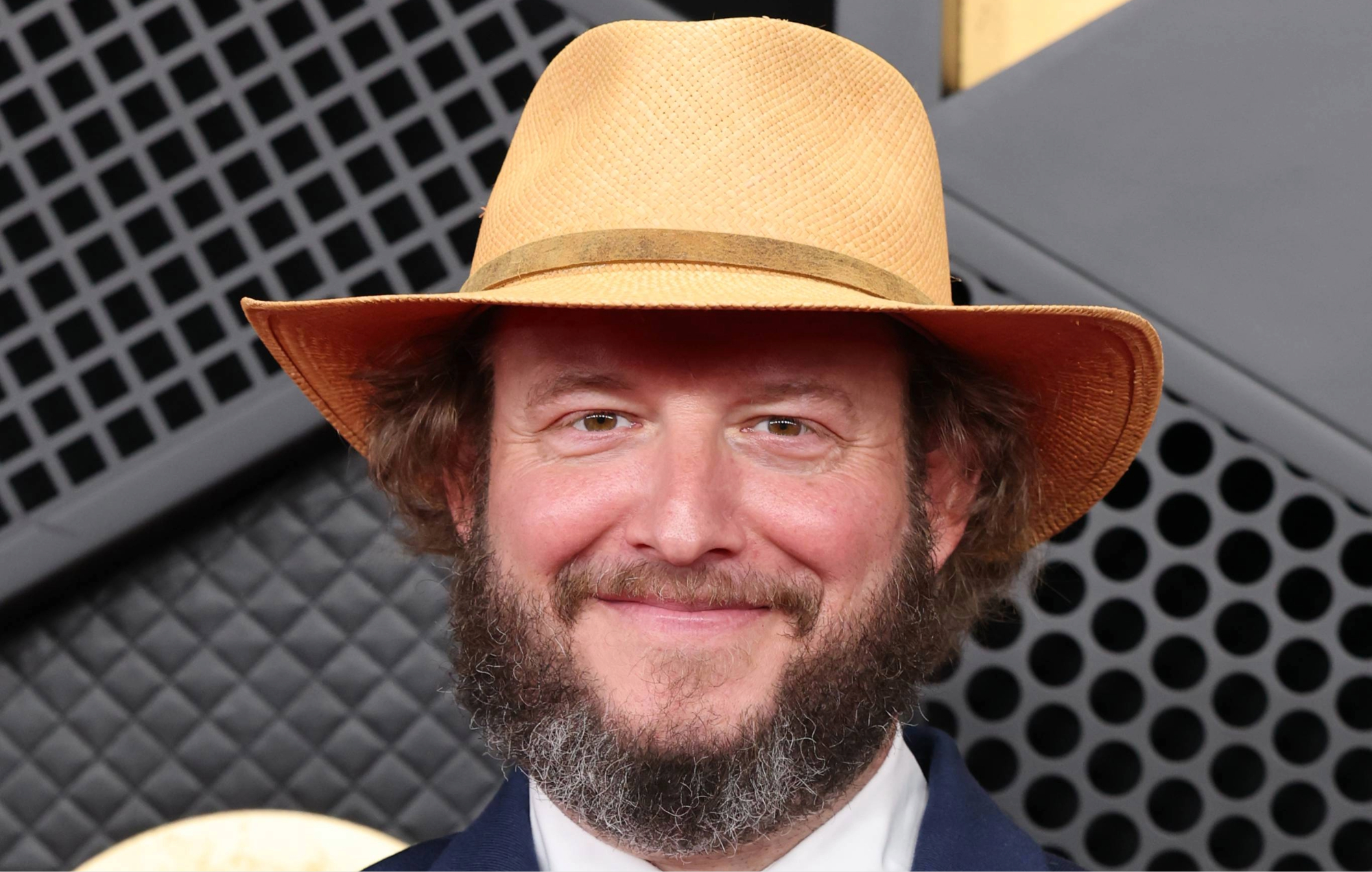 Justin Vernon di Bon Iver risponde dopo che Megyn Kelly si è preso gioco del suo fischio anti-ICE ai Grammy