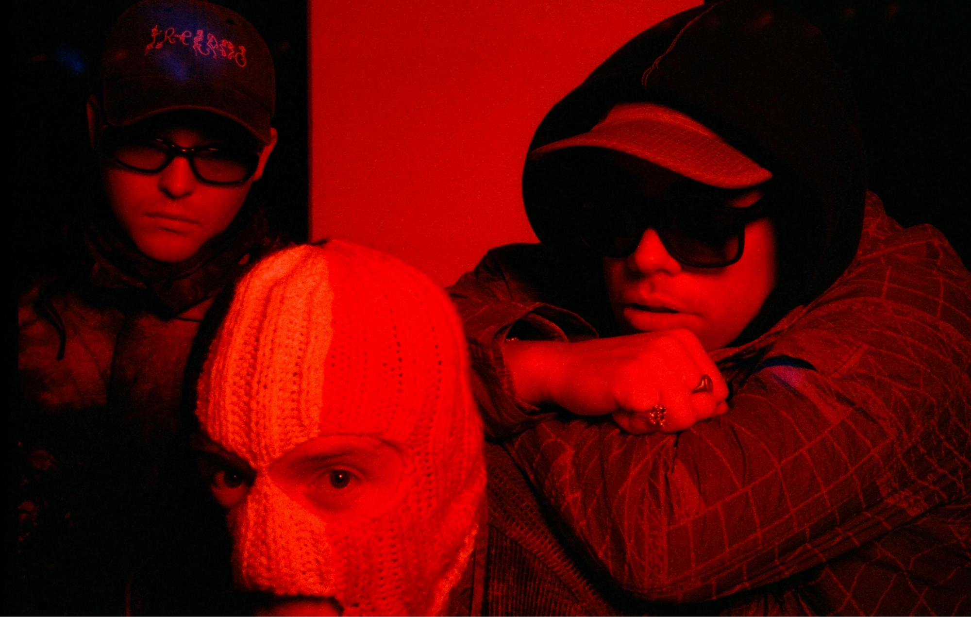 Kneecap cattura "tempi rivoluzionari" nel nuovo singolo elettrico 'Smugglers & Scholars'