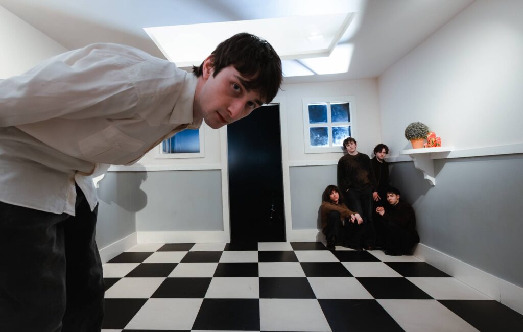 La Guest List affronta "un mondo in cui troll, bot di commenti, algoritmi e informatori dettano la comprensione del pubblico" nel nuovo singolo "Something Real"