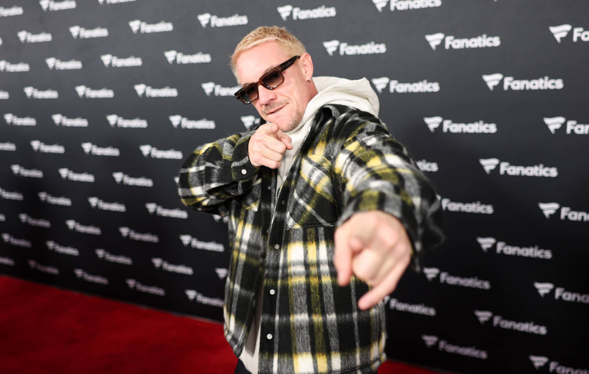 La clip virale di Diplo nei panni di uno dei cespugli del Super Bowl di Bad Bunny sembra essere generata dall'intelligenza artificiale