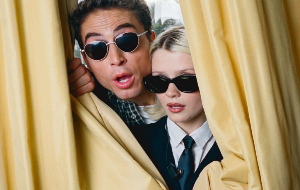 Maisie Peters collabora con Amelia Dimoldenberg per il video del singolo "potente, ironico, sexy e divertente" "My Regards"