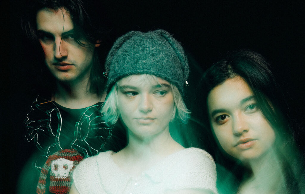 Mary In The Junkyard, Blue Bendy e altri protagonisti del concerto di beneficenza di War Child a Londra per Gaza e il Sudan