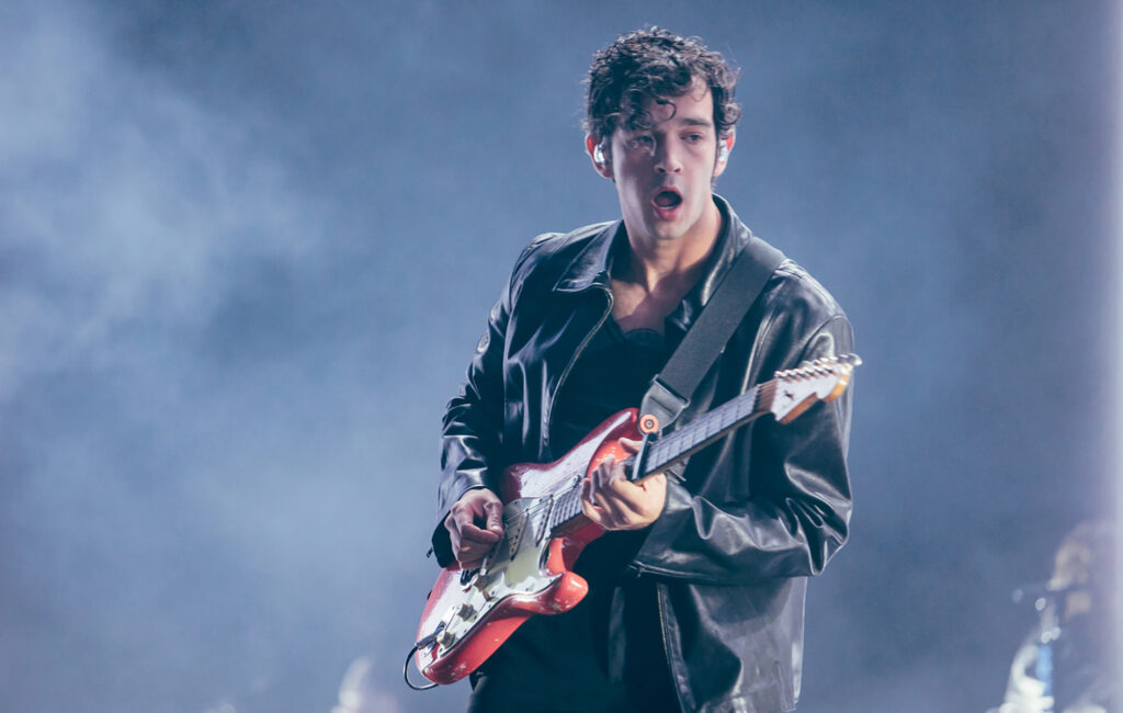 Matty Healy del 1975 diventa virale per aver regalato la TV a un autista Uber e aver salvato un automobilista con la batteria scarica