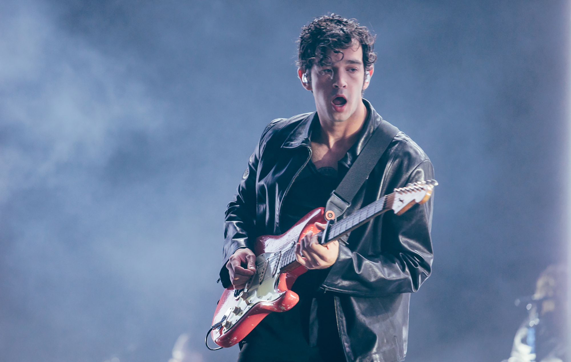 Matty Healy del 1975 diventa virale per aver regalato la TV a un autista Uber e aver salvato un automobilista con la batteria scarica
