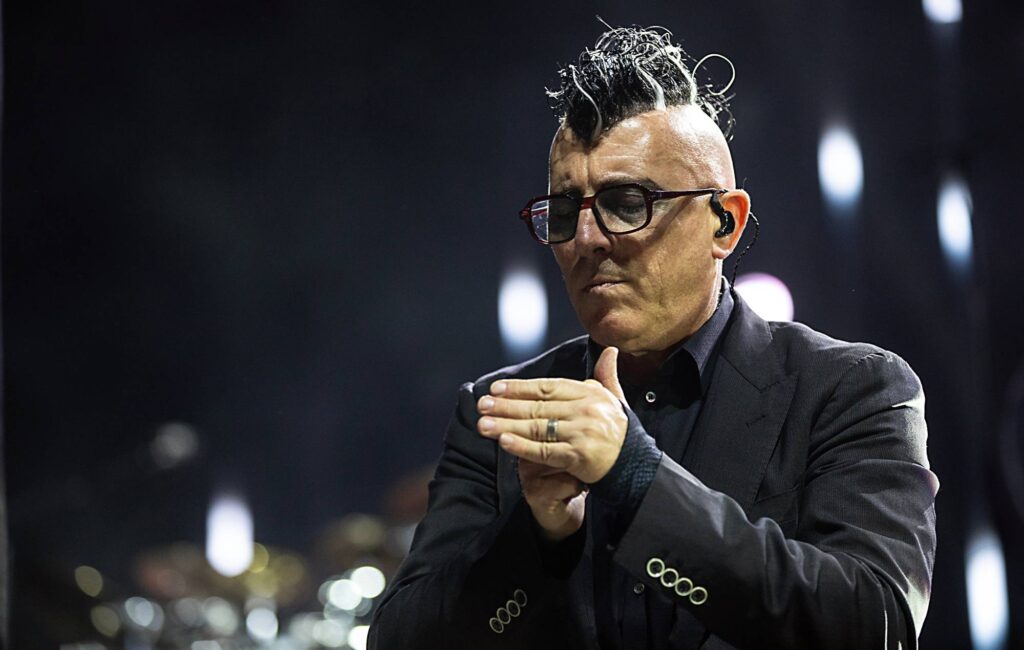 Maynard James Keenan non canterà alcune canzoni dei Tool perché "le parole sono semplicemente stupide" e "i testi non reggono ad un esame accurato"
