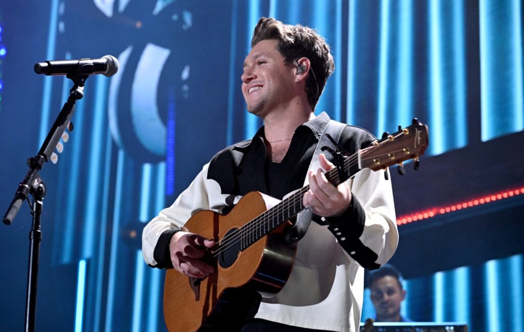Niall Horan rivela che il quarto album è "finito" e condivide un frammento di nuova musica
