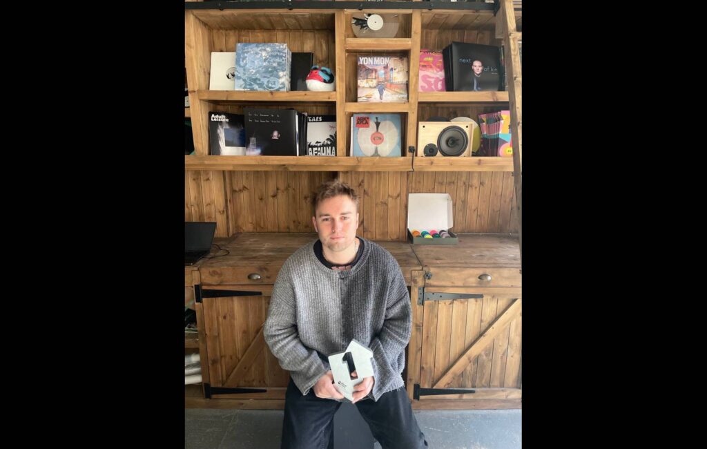 Sam Fender batte il record ottenendo il primo singolo numero uno mentre Charli XCX è in cima alla classifica degli album del Regno Unito