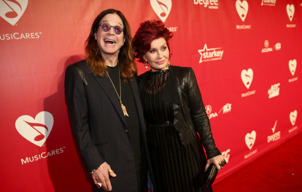 Sharon risponde mentre centinaia di persone si vestono da Ozzy Osbourne per il Mardi Gras