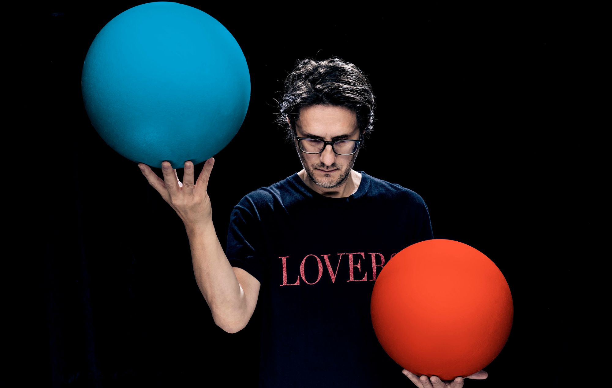 Steven Wilson ha "quasi finito" il suo "molto strano" nuovo album mentre lancia la piattaforma online per un suono coinvolgente di qualità da studio