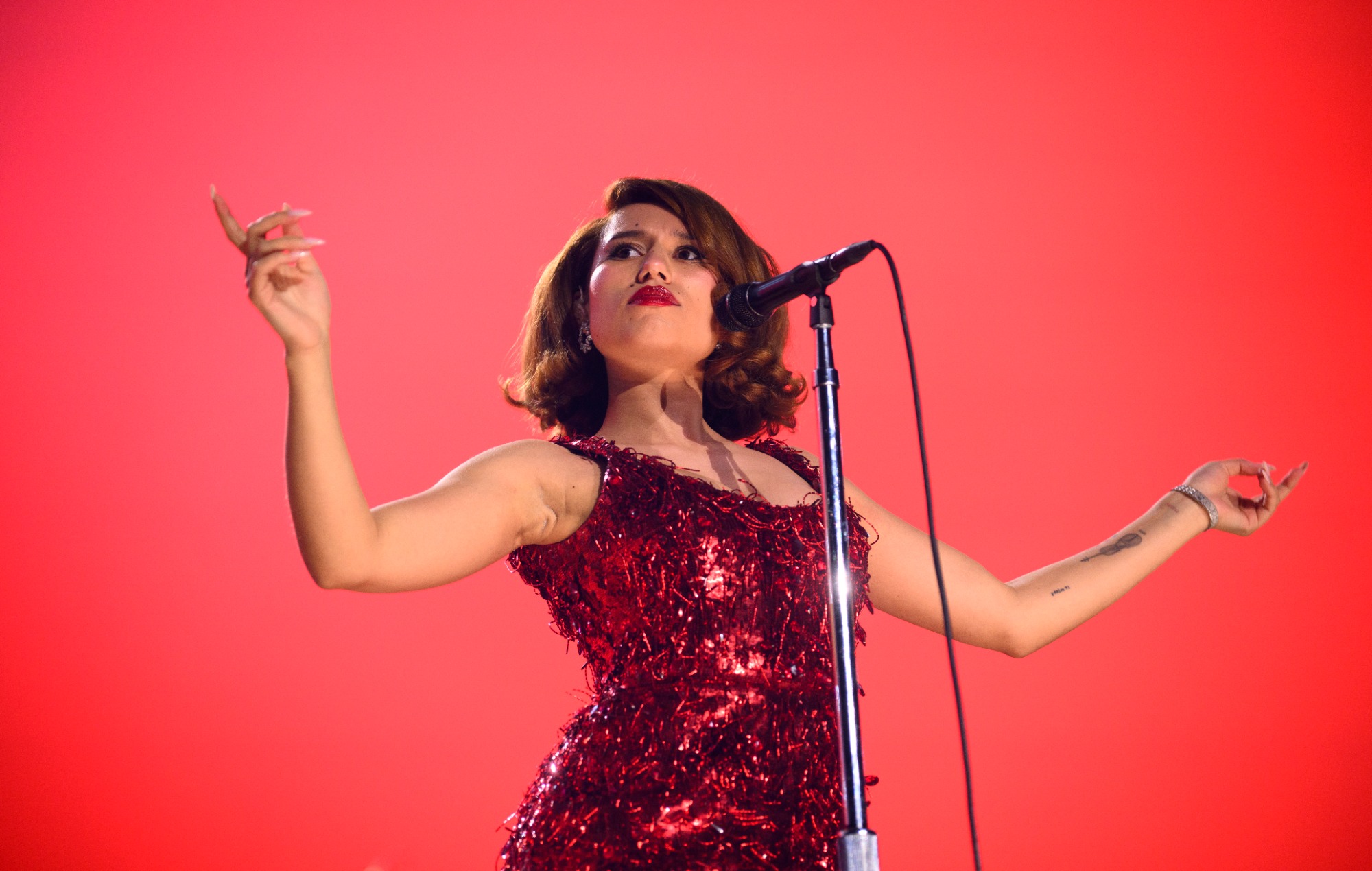 "Triste e deluso" Raye offre a 65 fan biglietti gratuiti e vinile autografato dopo che un errore di Ticketmaster li ha tenuti fuori dal concerto di Parigi