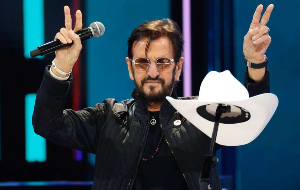 Ringo Starr annuncia il nuovo album 'Long Long Road' con Billy Strings, Sheryl Crow e St. Vincent