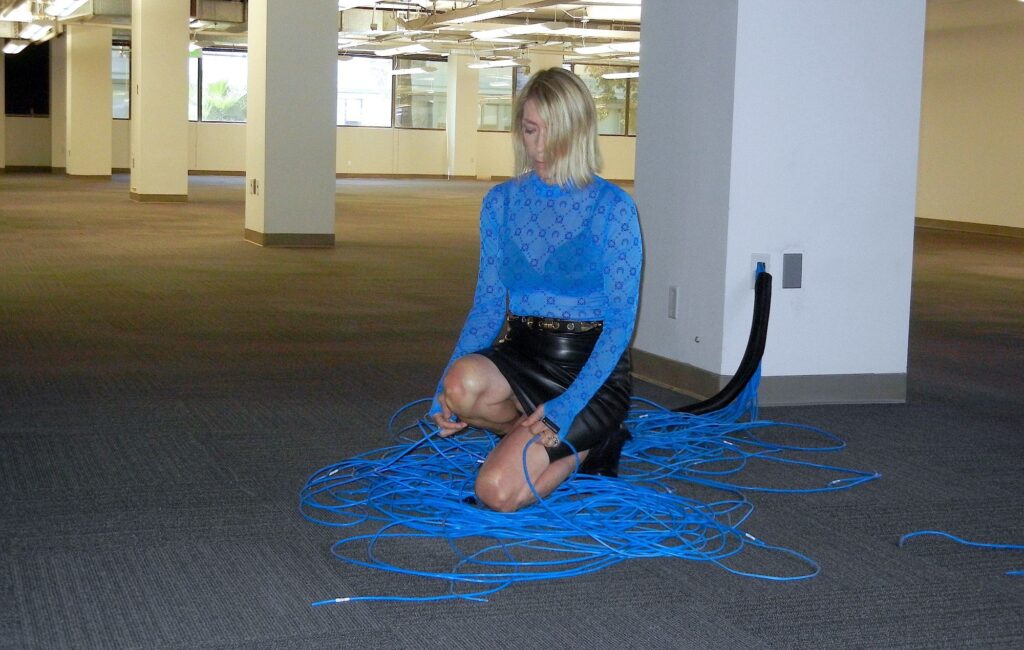 Kim Gordon – Recensione 'Play Me': la madrina dell'alt-rock si trasforma senza paura in beat