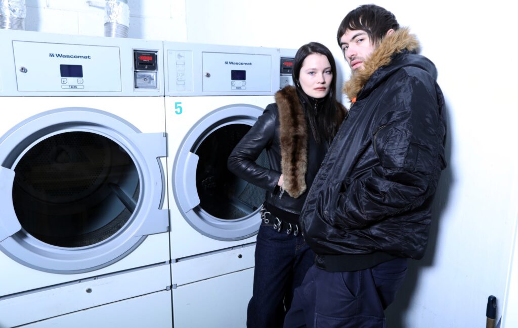 Fcukers – Recensione 'Ö': i revivalisti squallidi indie servono riempitivi caleidoscopici