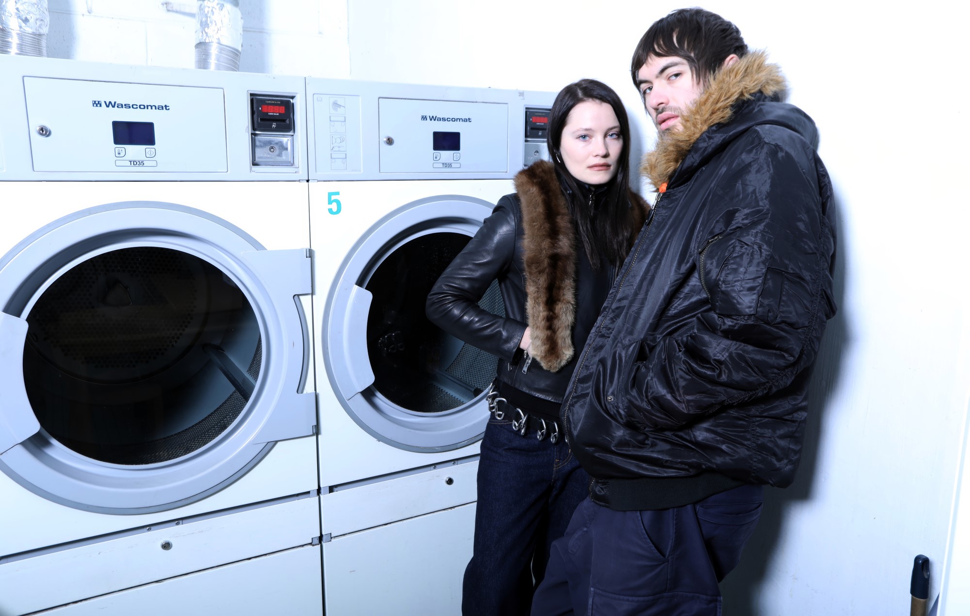 Fcukers – Recensione 'Ö': i revivalisti squallidi indie servono riempitivi caleidoscopici