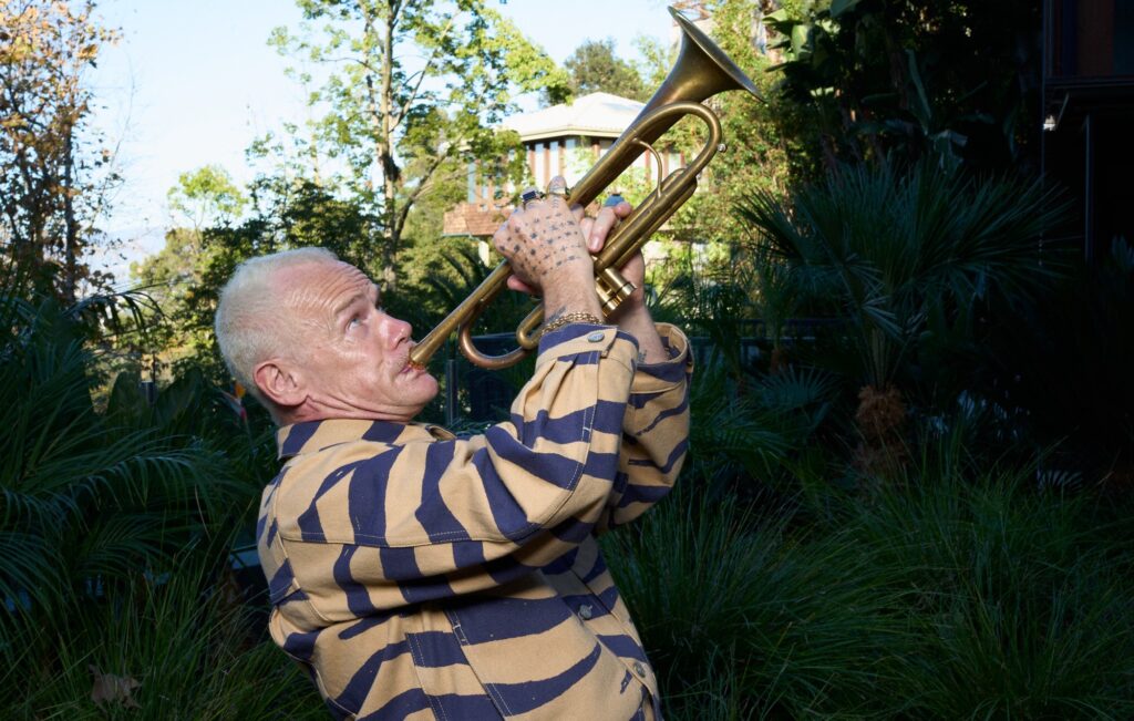 Flea – Recensione 'Honora': il debutto jazzistico e confortante dei Chili Pepper si appoggia duro