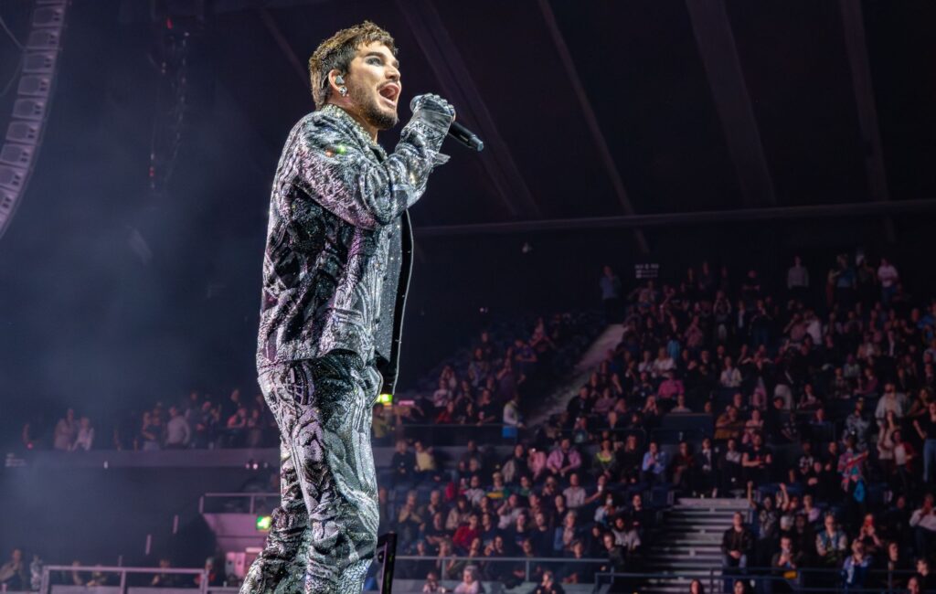 Adam Lambert ci parla della nuova musica in arrivo e del perché gli artisti devono "usare le loro piattaforme per il bene comune"