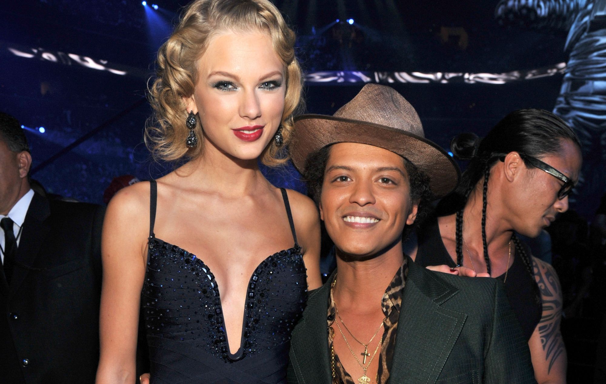 Bruno Mars risponde dopo che i fan di Taylor Swift lo hanno accusato di averla criticata in un post definendola "priva di talento"