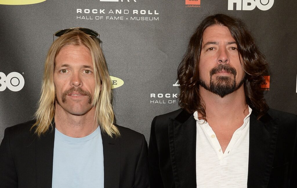 Dave Grohl afferma che la morte di Taylor Hawkins "mi ha fatto mettere in discussione tutto ciò che riguarda la vita"