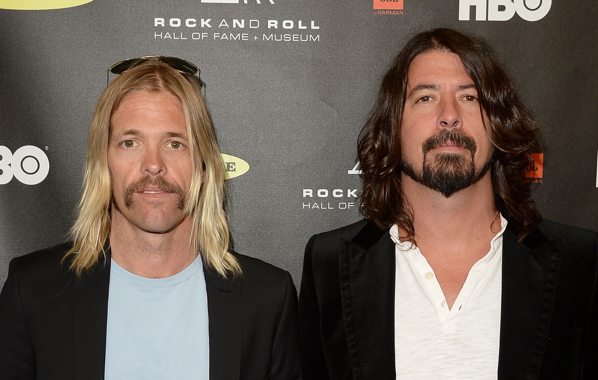 Dave Grohl afferma che la morte di Taylor Hawkins "mi ha fatto mettere in discussione tutto ciò che riguarda la vita"