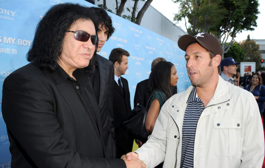 Gene Simmons ha infilato la lingua in gola ad Adam Sandler durante una festa per trasformarlo "nella mia puttana"