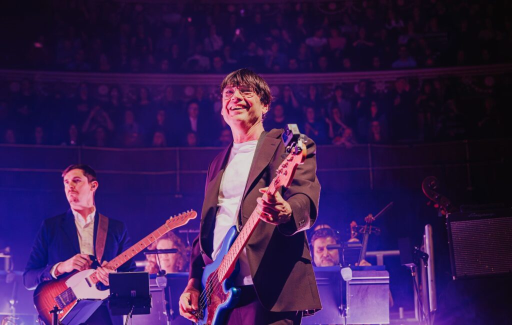 Guarda Alex James mentre esegue cover orchestrali di Blur, Oasis, Pulp, Radiohead e Stone Roses mentre inizia il tour Britpop Classical