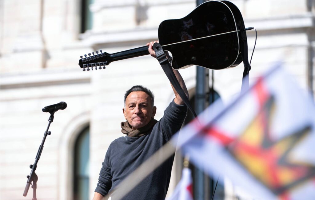 Guarda Bruce Springsteen suonare "Streets Of Minneapolis" alla protesta anti-Trump "No Kings" in Minnesota