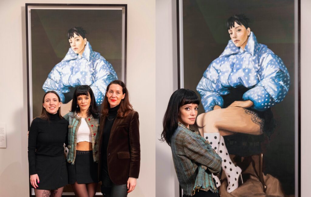 Guarda Lily Allen mentre svela il dipinto originale "West End Girl" alla National Portrait Gallery di Londra