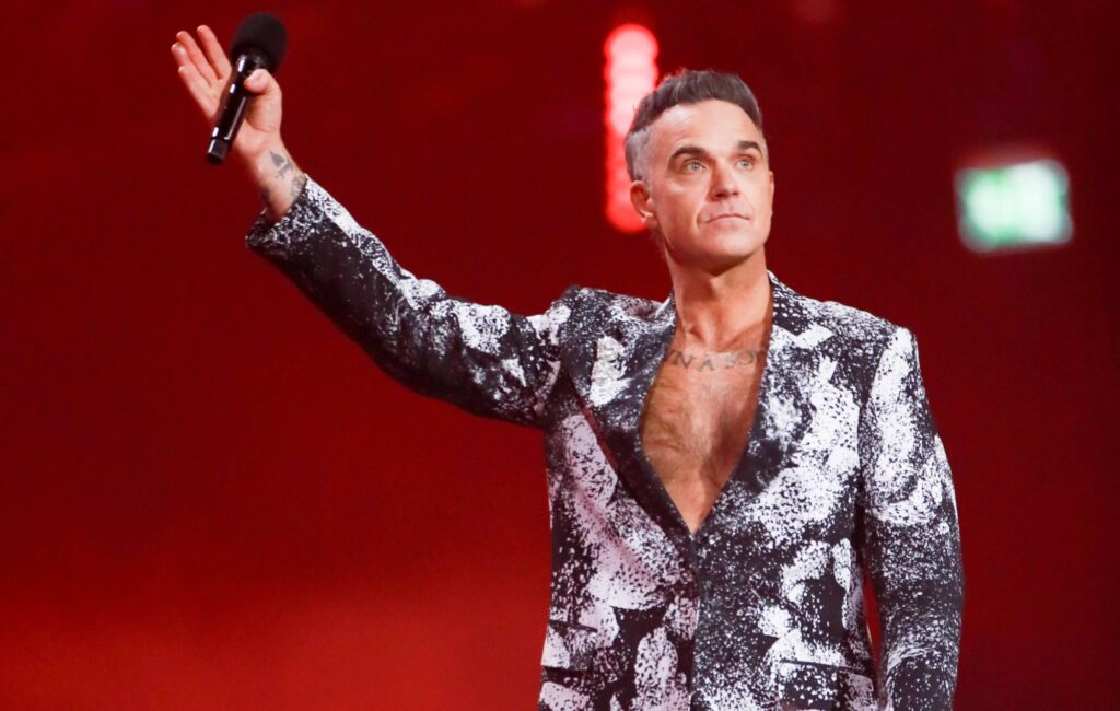 Guarda Robbie Williams condurre il tributo a Ozzy Osbourne ai BRITs 2026 con "No More Tears"