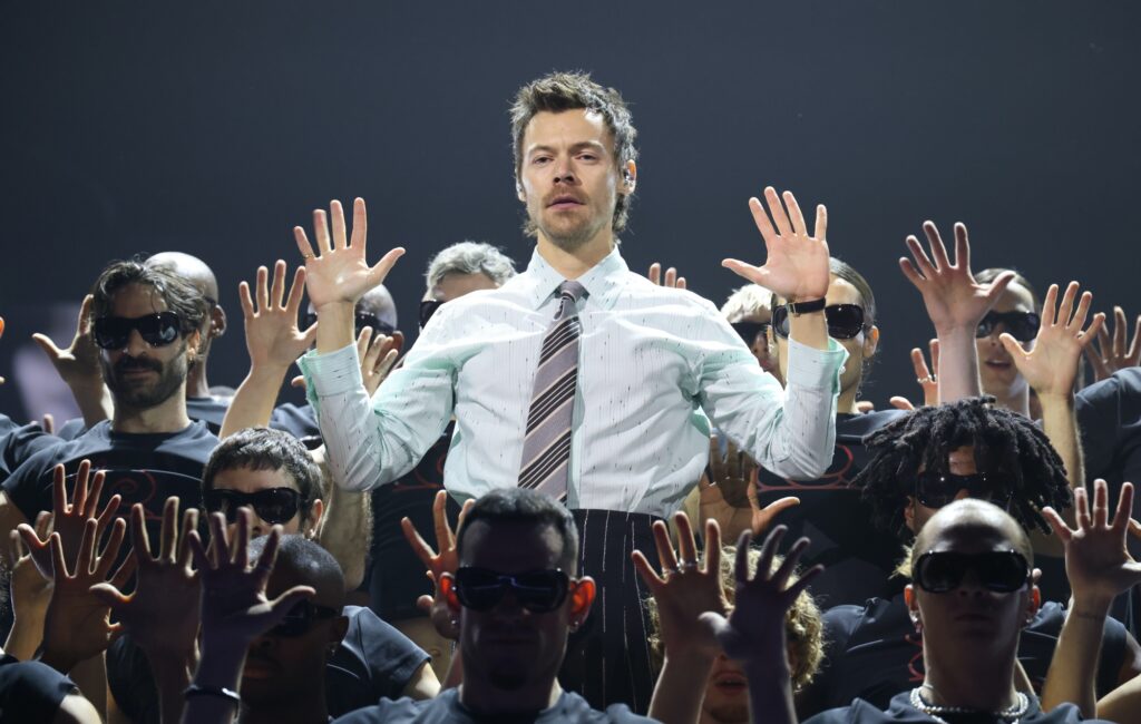 Guarda la cover di Harry Styles di Tears For Fears "Tutti vogliono governare il mondo"