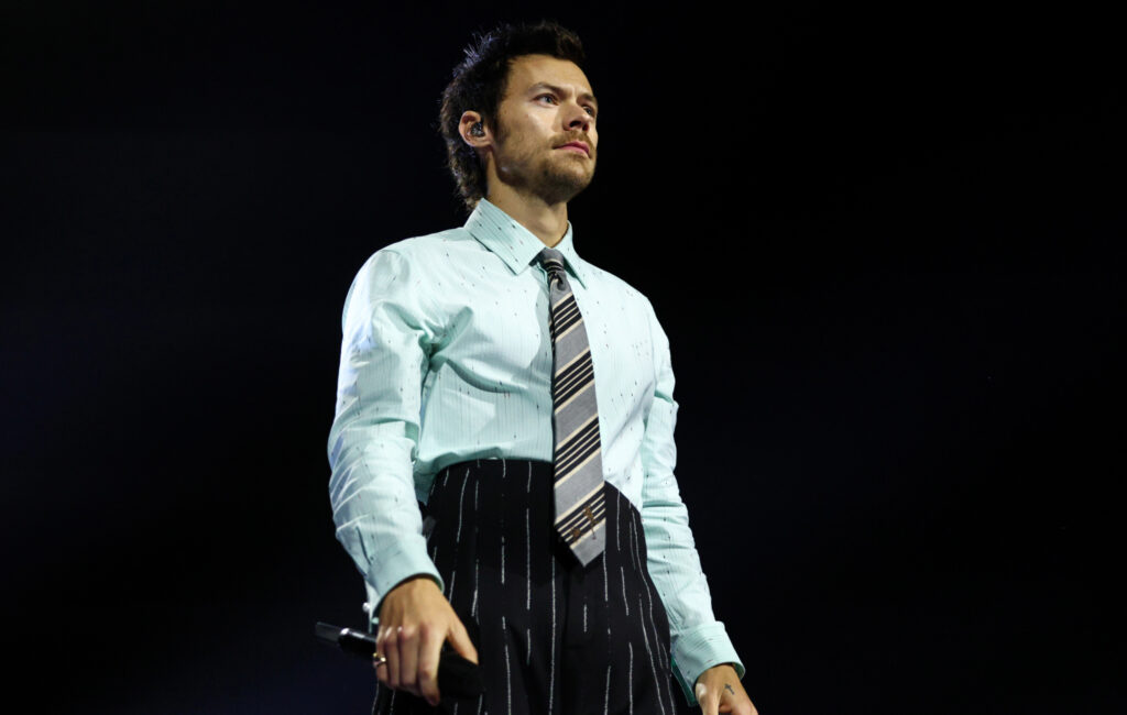 Harry Styles interrompe il monologo "SNL" di Ryan Gosling prima di presentarlo la prossima settimana: "È passato un po' di tempo"