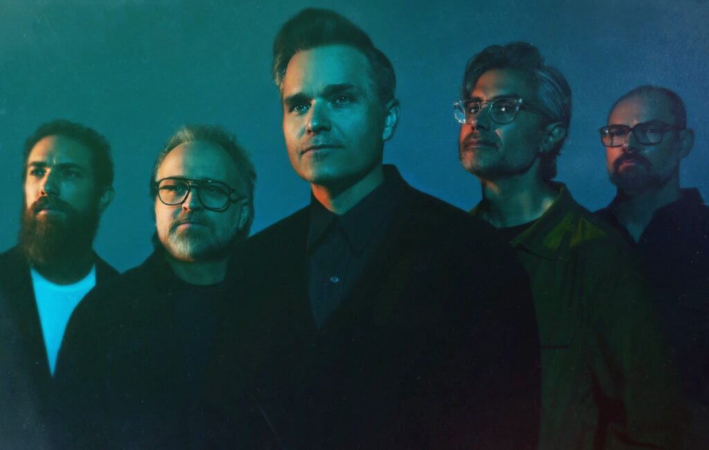 I Death Cab For Cutie annunciano il nuovo album "I Built You A Tower" con il singolo riflessivo "Riptides" e un tour nel Regno Unito ed europeo nel 2026