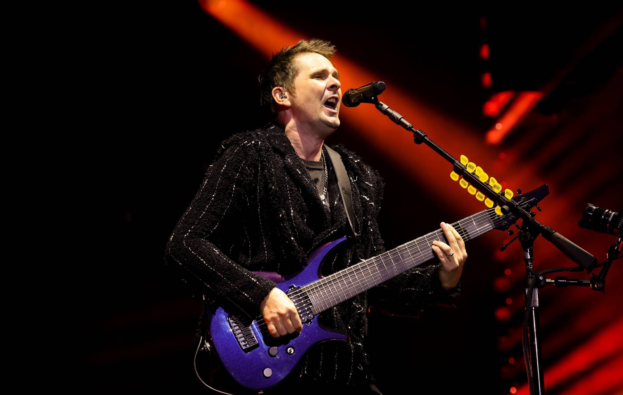 I Muse condividono un assaggio drammatico del nuovo singolo "Be With You"