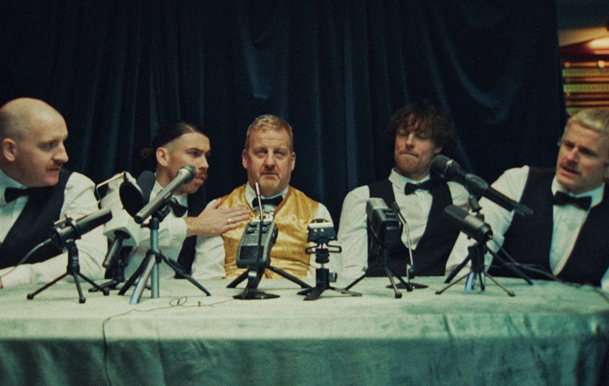 I punk irlandesi The Scratch condividono il nuovo singolo focoso ma riflessivo “Gladrags”