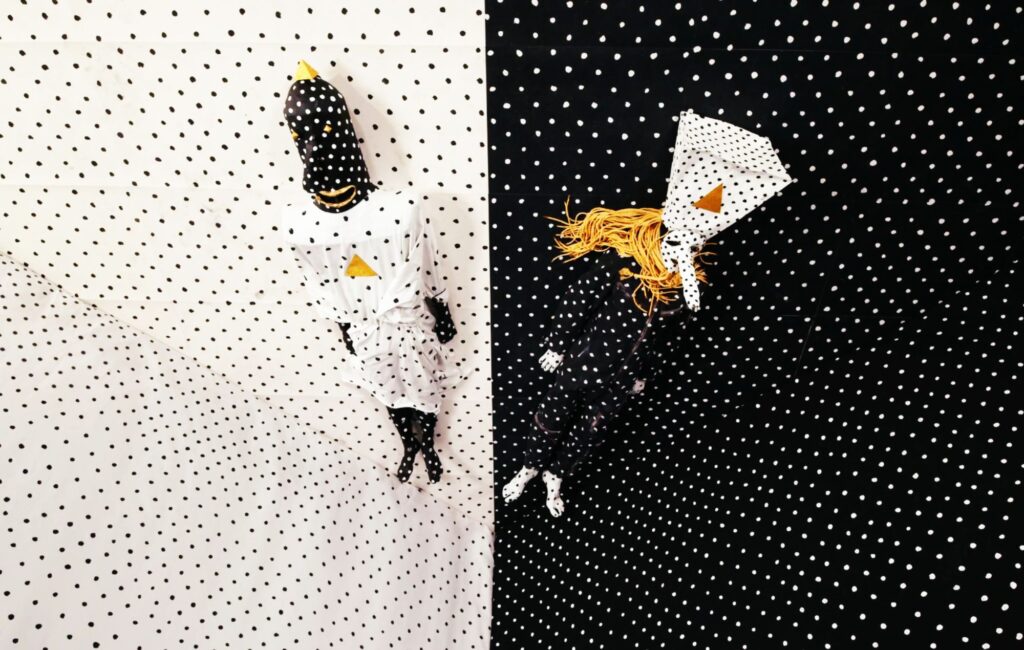 Il duo virale mascherato Angine de Poitrine annuncia il nuovo album 'Vol. II' prima del tour mondiale del 2026