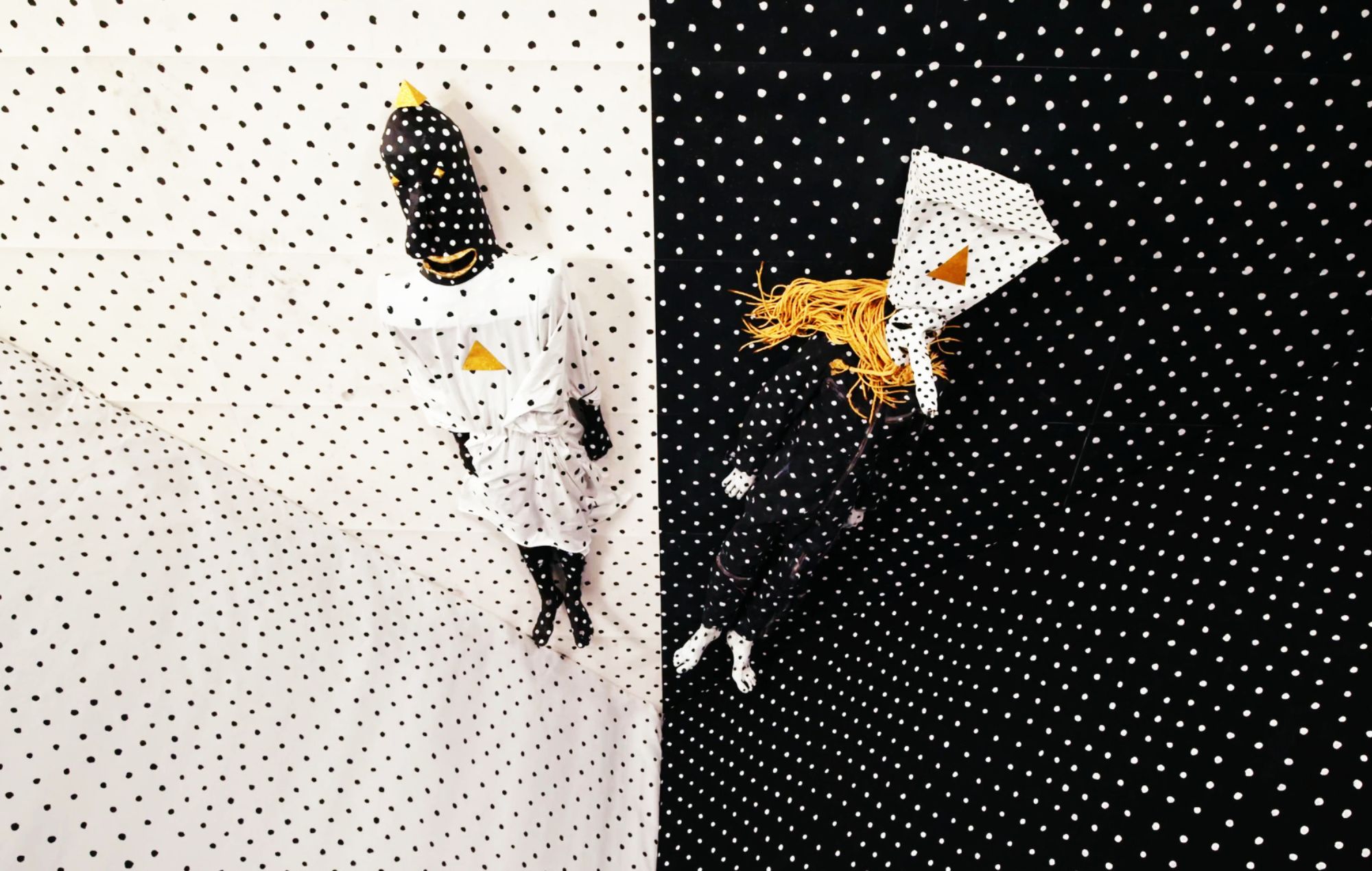 Il duo virale mascherato Angine de Poitrine annuncia il nuovo album 'Vol. II' prima del tour mondiale del 2026