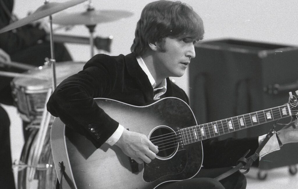 Il pianoforte John Lennon scrisse "Lucy In The Sky With Diamonds" battendo il record d'asta dei Beatles