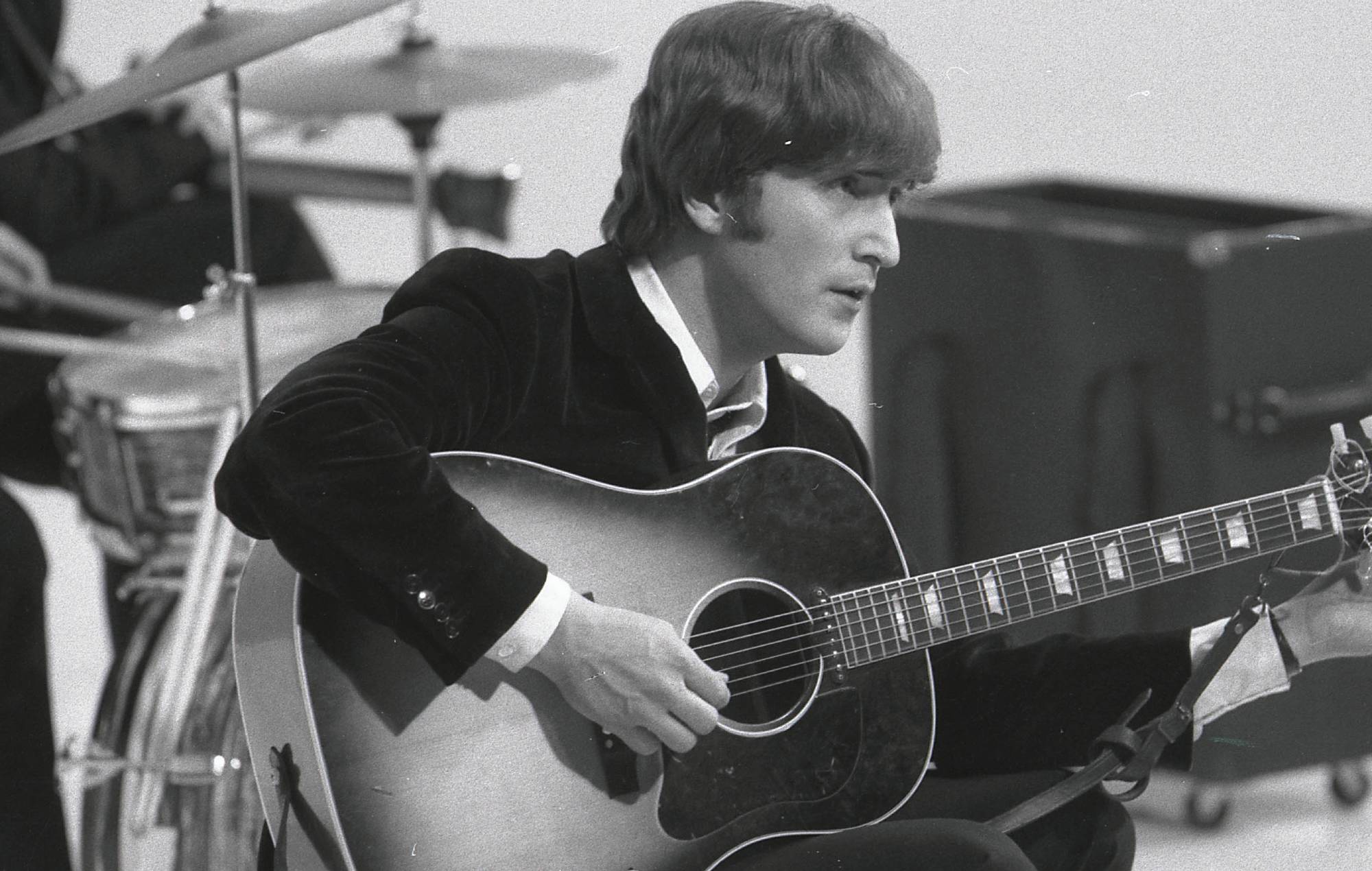 Il pianoforte John Lennon scrisse "Lucy In The Sky With Diamonds" battendo il record d'asta dei Beatles
