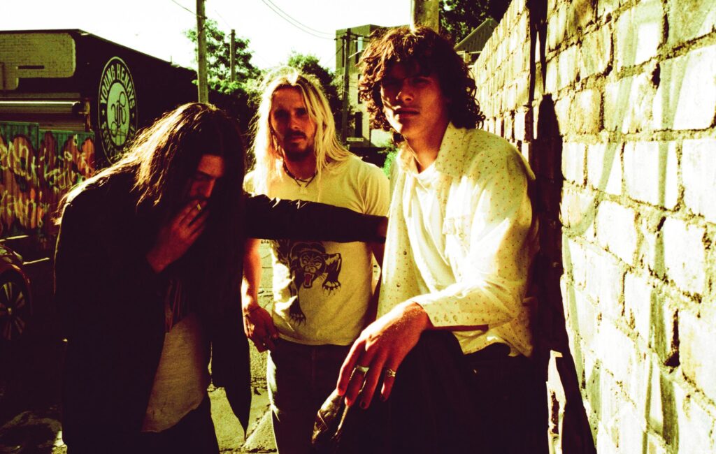 Il tanto pubblicizzato EP di debutto australiano di Headsend, a sorpresa, "Angel Glands"