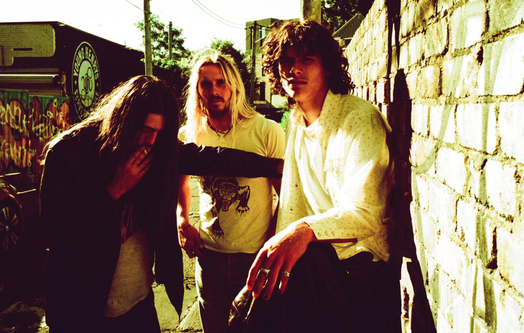 Il tanto pubblicizzato EP di debutto australiano di Headsend, a sorpresa, "Angel Glands"