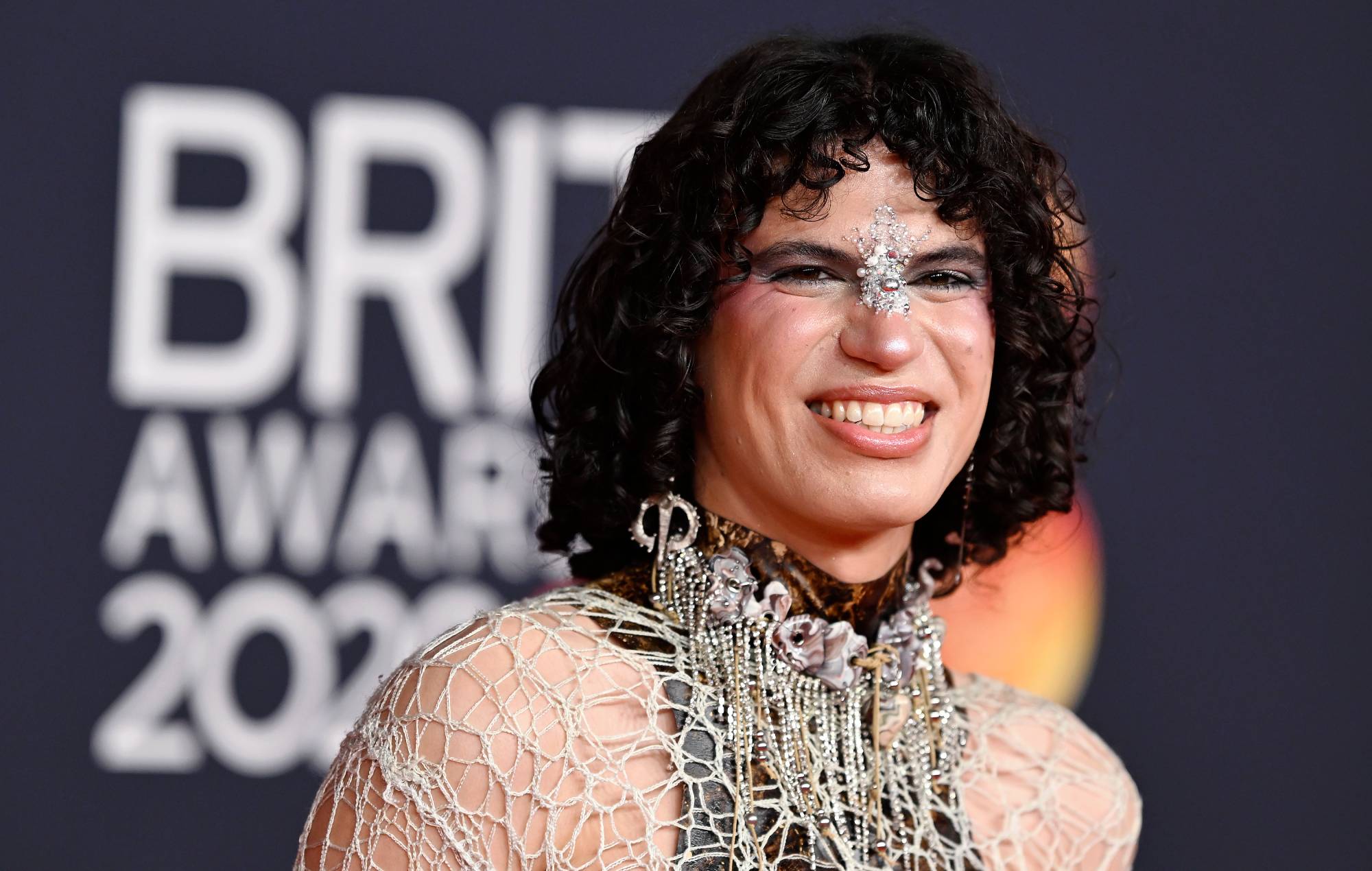 Jacob Alon solleva la sciarpa della Palestina durante il discorso di Sharon Osbourne ai BRIT Awards 2026